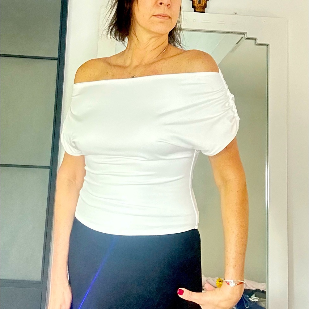 NWT one shoulder top, one size fits M-XL, beautiful and practical, color white